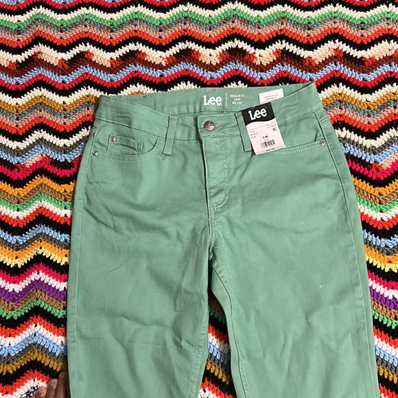 NWT Lee Lady’s Regular Fit Capri Mid-rise. Palm green. Lady’s size 6 M. - Picture 2 of 6